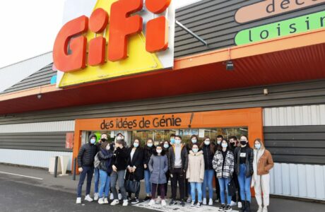 Les élèves de 1ère Bac Pro Métiers du Commerce et de la Vente participent à l’inventaire chez GIFI