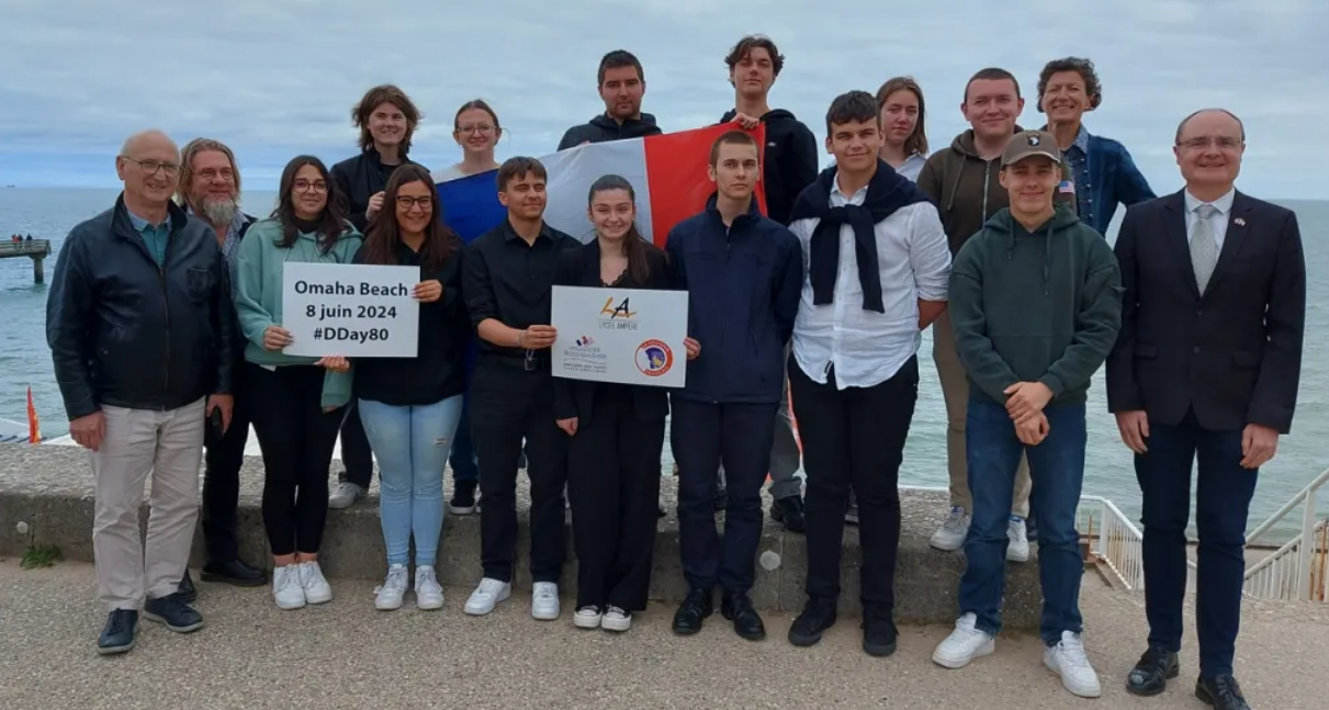 La classe de défense du lycée Ampère de Vendôme sur la plage d’Omaha Beach