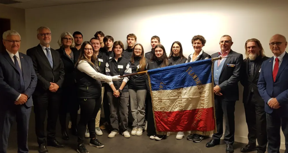 Remise d’un drapeau orphelin au lycée Ampère de Vendôme